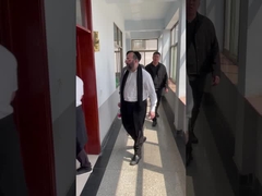 Ο πελάτης επισκέφτηκε επίσης το δωμάτιο δειγμάτων μας και είδε τα κιβώτια κύκλου εργασιών του διάφορου ζαρωμένου πλαστικού s